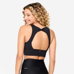 Stanik sportowy Decathlon crop top. Czarne koszulki sportowe DECATHLON, bez wzorów, bez ramiączek, na jogę i pilates. Za 89.99 zł.