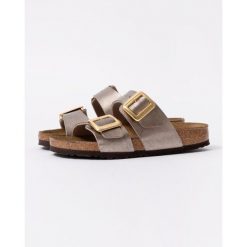 Klapki damskie Birkenstock Arizona. Brązowe klapki Birkenstock, bez wzorów, z materiału, bez obcasa. Za 881.00 zł.