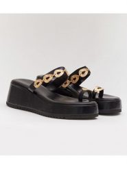 Bellucci Japonki w kolorze czarnym na koturnie rozmiar: 38. Czarne klapki Bellucci, bez wzorów, z tworzywa sztucznego, bez obcasa, na koturnie. Za 108.99 zł.