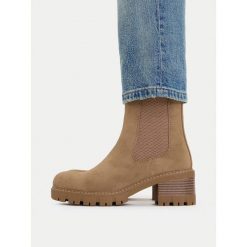 Botki JENNY. Brązowe botki Jenny, bez wzorów, bez obcasa, na słupku, bez zapięcia. Za 159.99 zł.