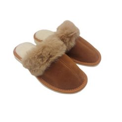 Zimowe kapcie damskie R.38 z futerkiem ocieplane antypoślizgowe wygodne KD-09-BR-38. Brązowe obuwie domowe bez wzorów, z futra, bez zapięcia. Za 29.52 zł.