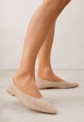 Beżowe Balerinki z Imitacji Zamszu ze Szpiczastym Noskiem Melikel. Brązowe baleriny Renee, bez wzorów, z satyny, ze szpiczastym noskiem, bez obcasa. Za 79.99 zł.