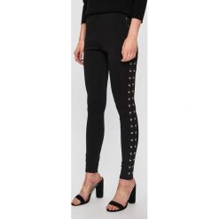 Guess Jeans - Spodnie. Czarne spodnie materiałowe Guess Jeans, na co dzień, s, z aplikacjami, z dzianiny. Za 539.90 zł.