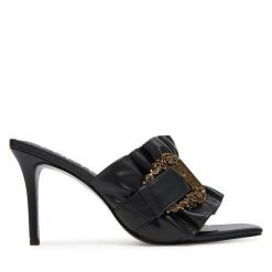 Klapki Versace Jeans Couture. Czarne klapki Versace Jeans Couture, bez wzorów, z jeansu, bez obcasa. Za 659.99 zł.