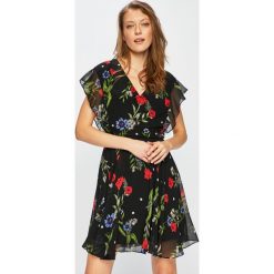 Guess Jeans - Sukienka Vera. Białe sukienki Guess Jeans, na co dzień, s, z aplikacjami, z jeansu, casualowe, bez kołnierzyka, bez ramiączek, proste. W wyprzedaży za 439.90 zł.
