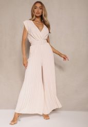 Beżowy Kopertowy Kombinezon Wide Leg Zdobiony Plisami i Paskiem z Klamrą Salirella. Brązowe sukienki Renee, na wesele, l, z aplikacjami, eleganckie, bez kołnierzyka, bez ramiączek, kopertowe. Za 89.99 zł.