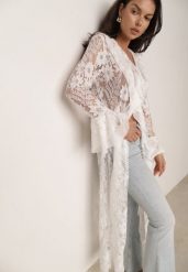 Biała Narzutka Plażowa o Fasonie Długiej Sukienki z Koronki Ozdobiona Falbankami Araqiel. Białe sukienki Born2be, na plażę, m, bez wzorów, z koronki, wakacyjne, bez kołnierzyka, bez ramiączek, maxi. Za 189.99 zł.