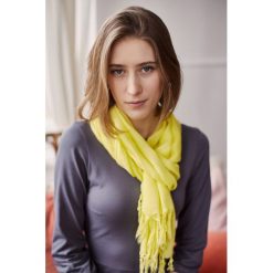 Szal wiskozowy Capri ONE SIZE żółty. Szaliki Marie Zélie. Za 127.00 zł.