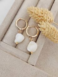 Luja Bijoux Pozłacane kolczyki-kreole z masą perłową rozmiar: onesize. Białe kolczyki Luja Bijoux, z perłą, pozłacane. Za 68.45 zł.