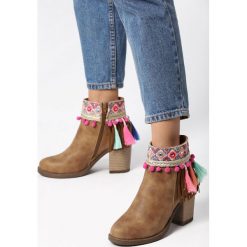 Camelowe Botki Jaelynn. Botki Born2be, na jesień, bez wzorów, za kostkę, bez obcasa, na obcasie, bez zapięcia. Za 99.99 zł.