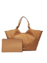 DKNY Torebka R52BME48 Brązowy. Brązowe torebki klasyczne DKNY, bez wzorów, ze skóry, bez dodatków. Za 789.99 zł.