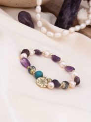 Pierres de Jade Pozłacana bransoletka z perłami i ametystami rozmiar: onesize. Białe bransoletki Pierres de Jade, z ametystem, pozłacane. Za 43.99 zł.