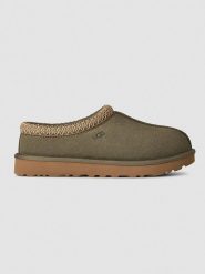 UGG Skórzane kapcie "Tasman II" w kolorze khaki rozmiar: 38. Brązowe obuwie domowe UGG, bez wzorów, ze skóry, bez zapięcia. Za 550.36 zł.