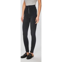 Guess Jeans - Jeansy. Czarne jeansy Guess Jeans, z aplikacjami, z podwyższonym stanem. W wyprzedaży za 359.90 zł.