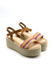 Bellucci Sandały w kolorze jasnobrązowym ze wzorem rozmiar: 37. Brązowe sandały Bellucci, bez wzorów, z otwartym noskiem, bez obcasa, na koturnie, bez zapięcia. Za 100.99 zł.