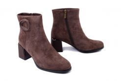 ARTIKER RELAKS 57C0017 brązwoy, botki damskie. Brązowe botki Artiker Relaks, bez wzorów, ze skóry, bez obcasa, na obcasie, bez zapięcia. Za 334.86 zł.