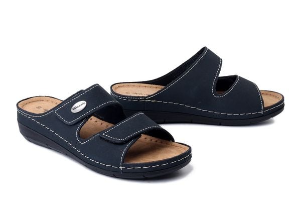 TAMARIS 1-27510-41 805 navy, klapki damskie. Niebieskie klapki Tamaris, bez wzorów, bez obcasa. Za 143.92 zł.