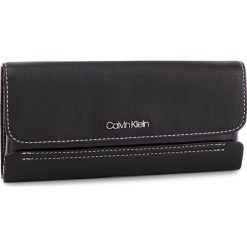 Duży Portfel Damski CALVIN KLEIN - Slide Trifold Tr K60K605100 001. Czarne portfele Calvin Klein, bez wzorów, ze skóry ekologicznej. W wyprzedaży za 199.00 zł.
