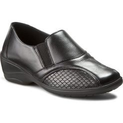 Półbuty COMFORTABEL - 941955 Schwarz 1. Czarne czółenka Comfortabel, bez wzorów, z materiału, bez obcasa, na koturnie, bez zapięcia. W wyprzedaży za 169.00 zł.