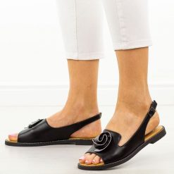 Czarne płaskie sandały damskie Filippo Ds6915/25. Czarne sandały Filippo, z aplikacjami, z jeansu, eleganckie, bez obcasa, na płaskiej podeszwie, bez zapięcia. Za 149.00 zł.
