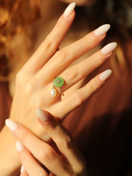 Pierres delicates Pozłacany pierścionek z perłą i cyrkoniami rozmiar: onesize. Różowe pierścionki Pierres delicates, z cyrkonią, pozłacane. Za 52.99 zł.