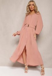 Ciemnoróżowa Sukienka Maxi o Swobodnym Kroju z Guzikami i Paskiem z Metaliczną Klamrą Ferian. Czerwone sukienki Renee, l, bez wzorów, z materiału, bez kołnierzyka, bez ramiączek, maxi. Za 119.99 zł.