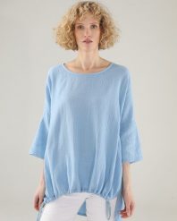 Luźna bluzka z muślinu. Niebieskie bluzki Unisono, s, bez wzorów, z bawełny, bez kołnierzyka, bez ramiączek. Za 149.00 zł.