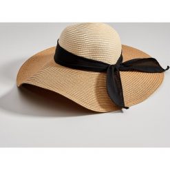 Słomkowy kapelusz z kokardą - Beżowy. Kapelusze marki Mohito. Za 49.99 zł.