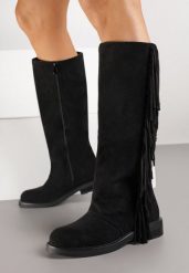 Czarne Kozaki z Imitacji Zamszu w Estetyce Boho Zdobione Frędzlami Vemarose. Czarne kozaki Renee, bez obcasa, na płaskiej podeszwie, bez zapięcia. Za 159.99 zł.