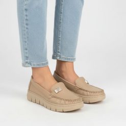 Mokasyny damskie Armodo, cholewka ze skóry naturalnej gładkiej klasyczna wsuwana konstrukcja z delikatnym przeszyciem, beżowe, 10167. Brązowe mokasyny Armodo, bez wzorów, ze skóry, bez obcasa. Za 359.00 zł.