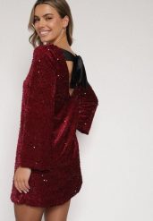 Czerwona Cekinowa Sukienka z Odkrytymi Plecami i Wiązaniem Diadina. Czerwone sukienki Born2be, na imprezę, z aplikacjami, z elastanu, eleganckie, bez kołnierzyka, bez ramiączek. Za 169.99 zł.