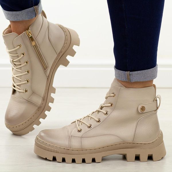 Beżowe botki damskie na traperze Potocki 19317. Brązowe botki POTOCKI, na jesień, bez wzorów, z dzianiny, z okrągłym noskiem, bez obcasa, bez zapięcia. Za 229.00 zł.