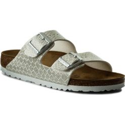 Klapki BIRKENSTOCK - Arizona Bs 1009127 Magic Snake White. Białe klapki Birkenstock, bez wzorów, z tworzywa sztucznego, bez obcasa. W wyprzedaży za 199.00 zł.