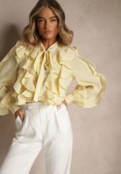 Żółta Koszula z Wiskozą Zdobiona Falbanami i Wiązaniem przy Szyi Ravissa. Żółte koszule Renee, m, z aplikacjami, z wiskozy, eleganckie, bez kołnierzyka, bez ramiączek. Za 159.99 zł.