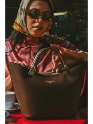 Victor & Hugo Paris Skórzana torebka "Lety" w kolorze brązowym - 28,5 x 17 x 12 cm rozmiar: onesize. Brązowe torby na ramię Victor & Hugo Paris, bez wzorów, z materiału, przez ramię, bez dodatków. Za 326.99 zł.