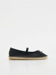 Espadryle z kokardą - czarny. Czarne espadryle Reserved, bez wzorów, bez obcasa, bez zapięcia. W wyprzedaży za 49.99 zł.