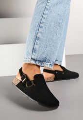 Czarne Klapki z Ekozamszu w Stylu Chodaków z Paskiem przy Pięcie Gonarith. Czarne klapki Renee, z aplikacjami, z koronki, bez obcasa, na płaskiej podeszwie. Za 59.99 zł.