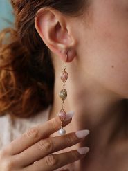 Pierres delicates Kolczyki w kolorze białym z perłami i kamieniami szlachetnymi rozmiar: onesize. Różowe kolczyki Pierres delicates, z kwarcem, z mosiądzu. Za 78.45 zł.