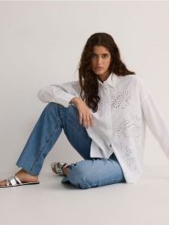 Oversizowa koszula z ażurowym haftem - biały. Białe koszule Reserved, l, w ażurowe wzory, z bawełny, bez kołnierzyka, bez ramiączek. W wyprzedaży za 59.99 zł.