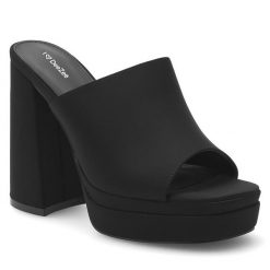 Klapki DeeZee. Czarne klapki DeeZee, bez wzorów, bez obcasa. Za 139.99 zł.