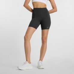 Spodenki damskie New Balance WS51114BK – czarne. Czarne szorty New Balance, bez wzorów, z lycry, z podwyższonym stanem. Za 199.99 zł.