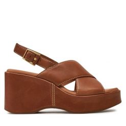 Sandały Clarks. Brązowe sandały Clarks, bez wzorów, bez obcasa, na koturnie, bez zapięcia. Za 679.99 zł.