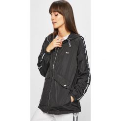Tommy Jeans - Kurtka. Czarne kurtki Tommy Jeans, m, bez wzorów, z jeansu, z kapturem. W wyprzedaży za 479.90 zł.