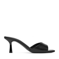 Klapki JENNY. Czarne klapki Jenny, bez wzorów, bez obcasa. Za 119.99 zł.