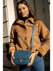 Victor & Hugo Paris Skórzana torebka "Silvia" w kolorze niebieskim - 23 x 18 x 7 cm rozmiar: onesize. Niebieskie torby na ramię Victor & Hugo Paris, bez wzorów, z materiału, na ramię, bez dodatków. Za 304.99 zł.