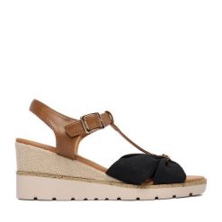 Sandały Beverly Hills Polo Club. Czarne sandały Beverly Hills Polo Club, bez wzorów, bez obcasa, na koturnie, bez zapięcia. Za 149.99 zł.