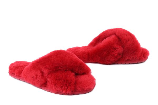 EMU AUSTRALIA W11573 Mayberry cherry, kapcie damskie. Czerwone obuwie domowe EMU Australia, bez wzorów, ze skóry, bez zapięcia. Za 239.92 zł.