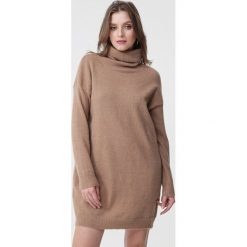 Ciemnobeżowa Sukienka Classificator. Sukienki Born2be, na co dzień, na jesień, l, bez wzorów, z dzianiny, bez kołnierzyka, bez ramiączek, proste. Za 129.99 zł.