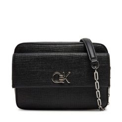 Torebka Calvin Klein. Czarne torebki klasyczne Calvin Klein, bez wzorów, bez dodatków. Za 279.99 zł.