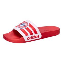 Sandały Adilette Bayern Monachium. Białe sandały Adidas, bez wzorów, z materiału, bez obcasa, bez zapięcia. Za 149.45 zł.